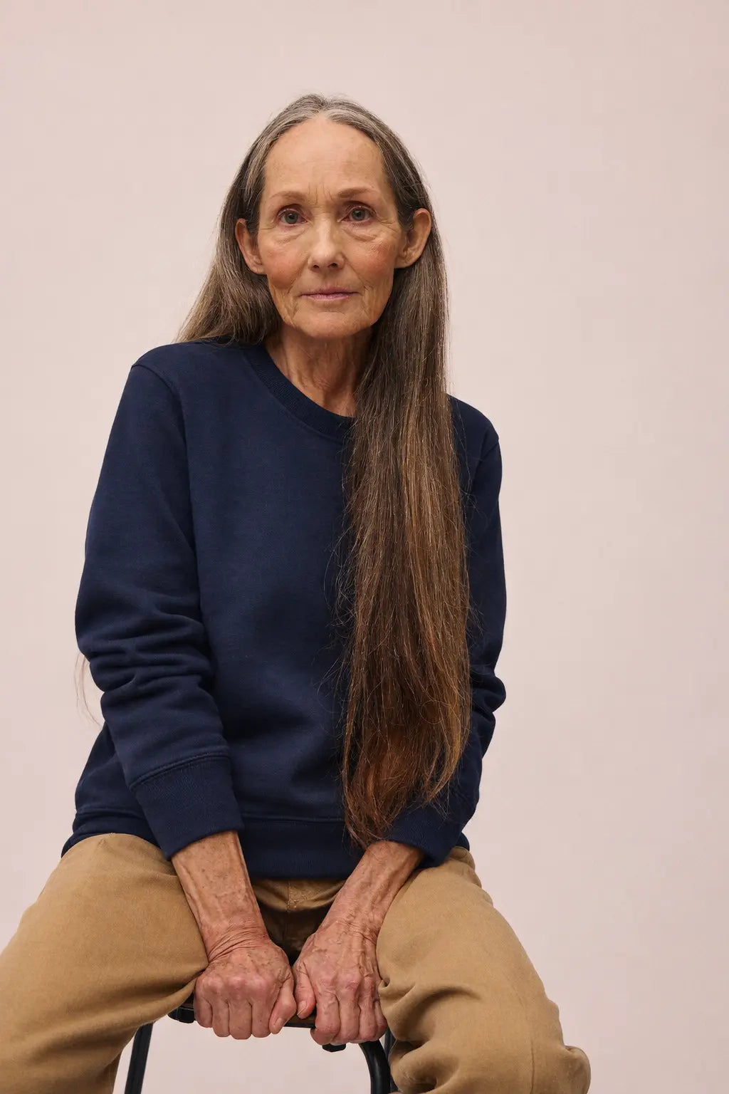 Kvinde iført crewneck sweatshirt i Navy Blue fra re do®