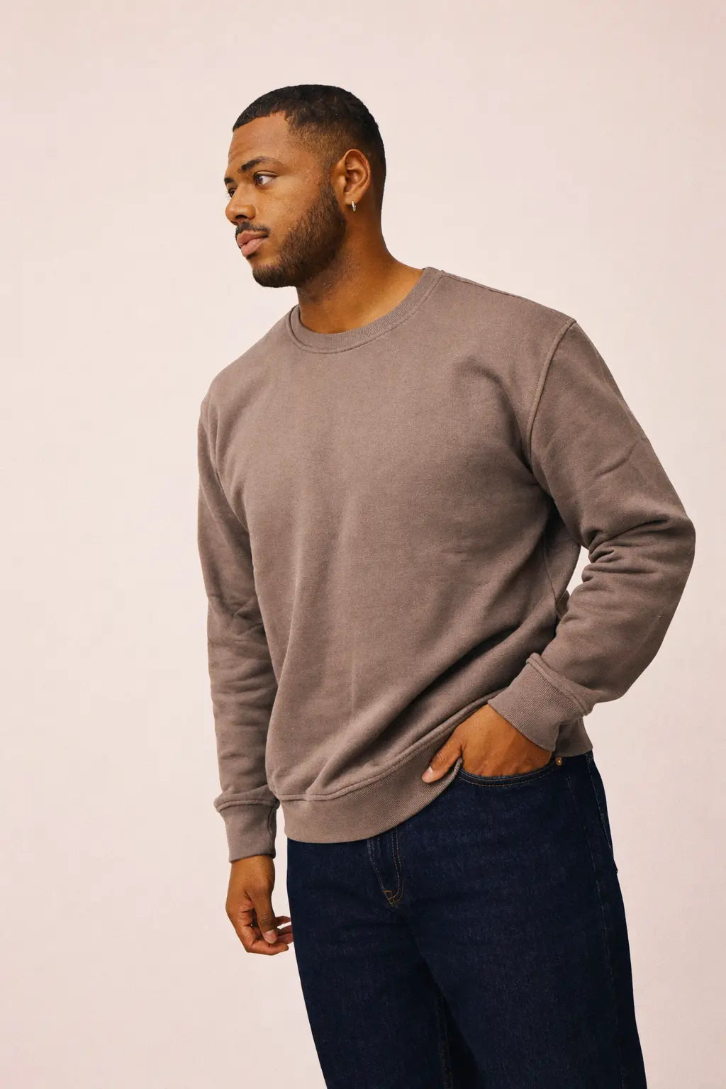 Mand iført crewneck sweatshirt I Ash Brown fra re do®