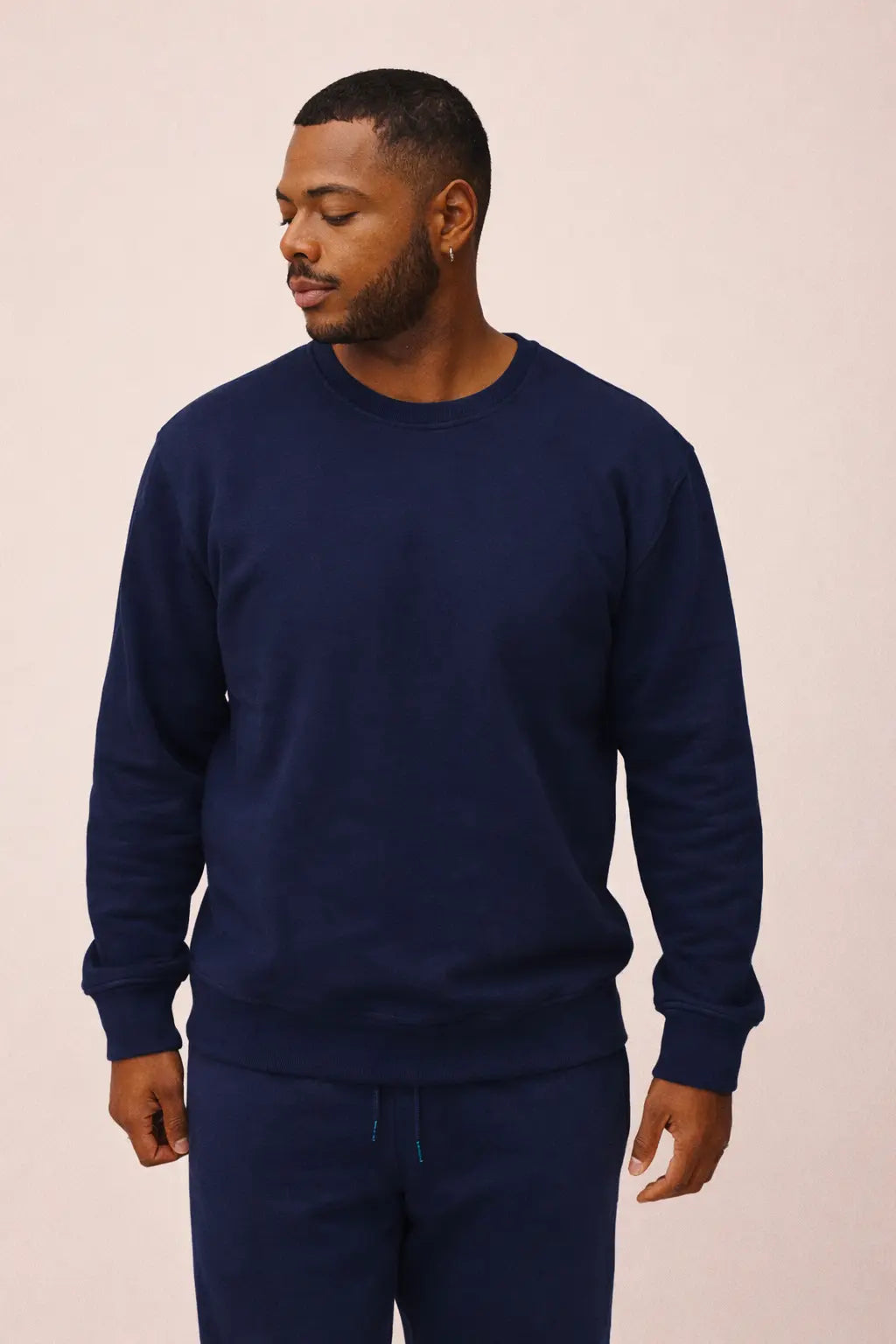 Mand iført crewneck sweatshirt og sweatpants I Navy Blue fra re do®