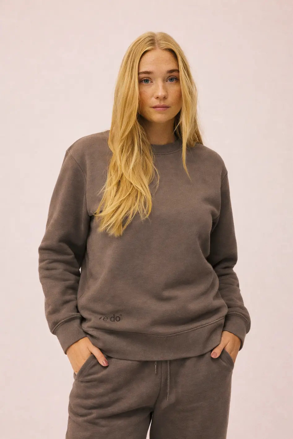 Kvinde iført crewneck sweatshirt og sweatpants i Ash Brown fra re do®