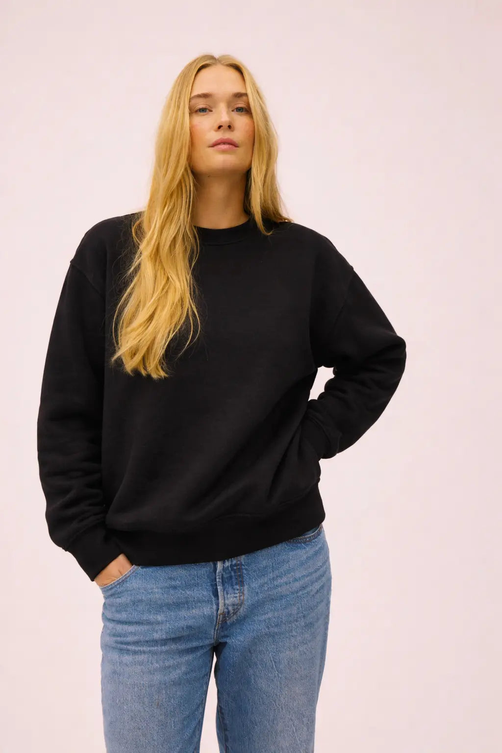 Mand iført crewneck sweatshirt i sort fra re do®