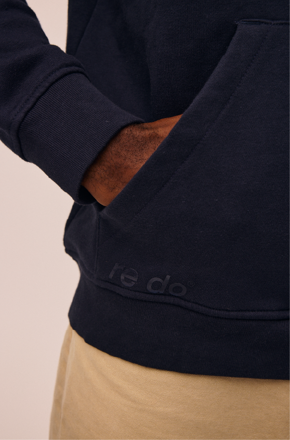 Mand iført hoodie sweatshirt i Navy Blue fra re do®. #navy blue