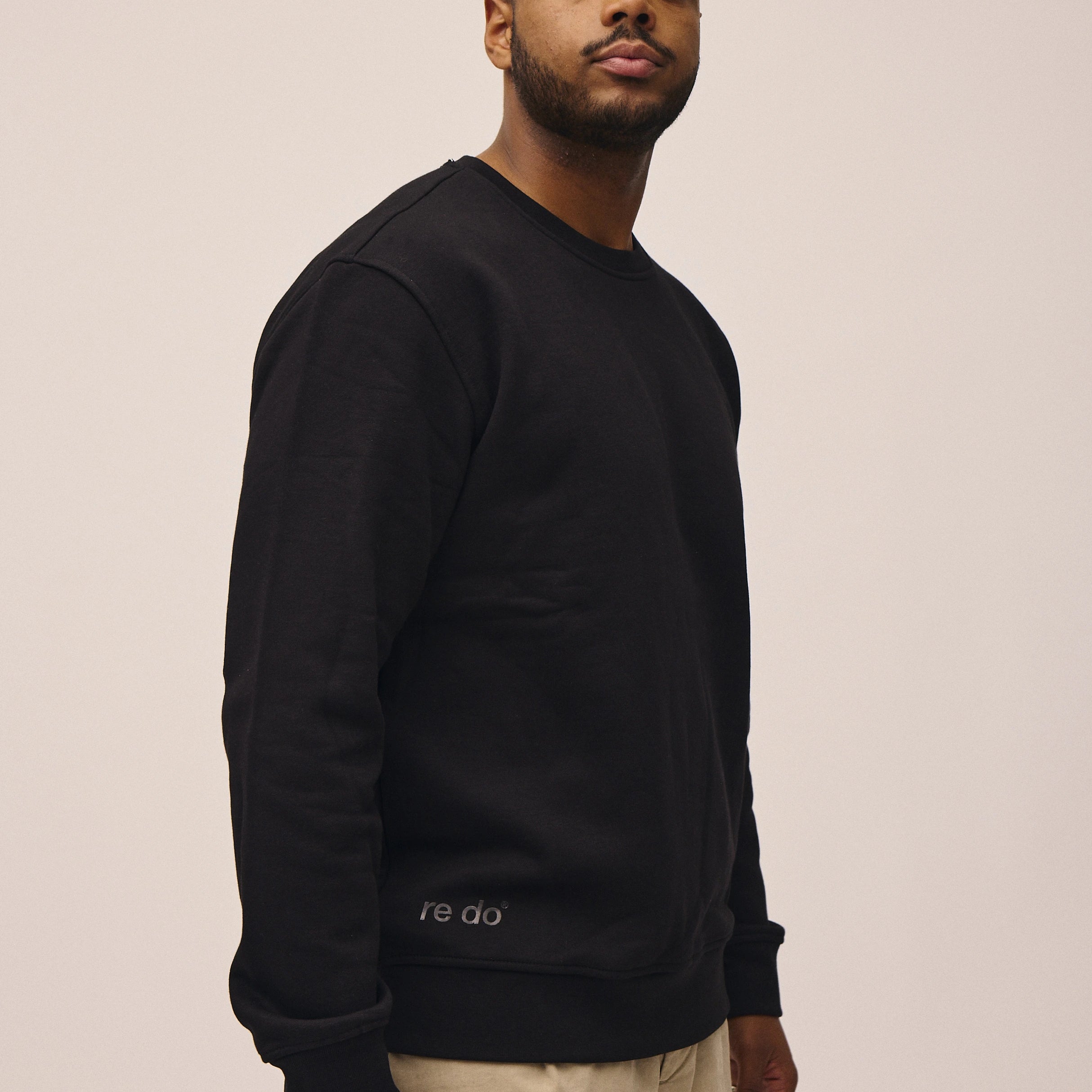 Mand iført crewneck sweatshirt i sort fra re do®