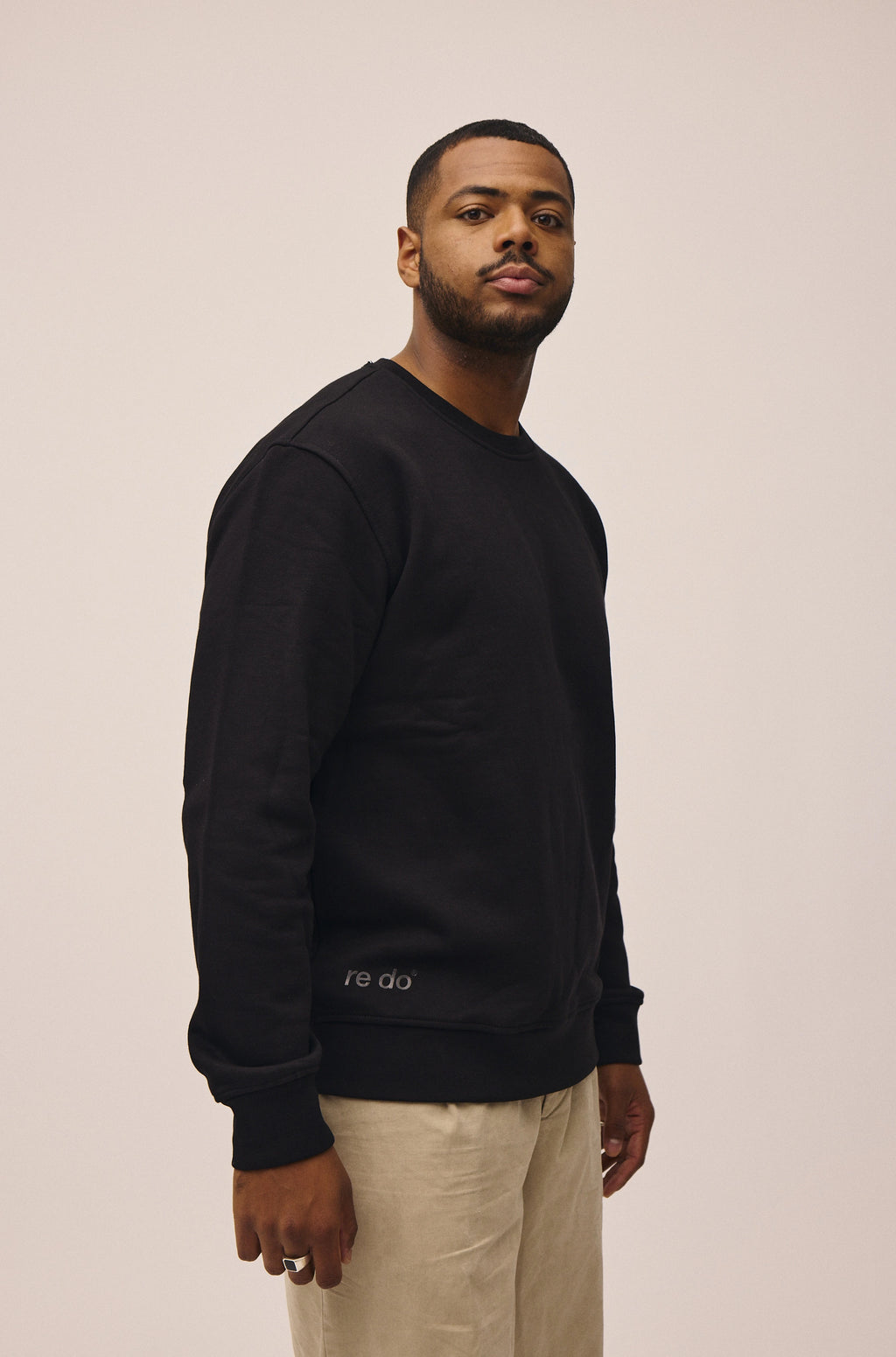 Mand iført crewneck sweatshirt i sort fra re do®