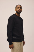 Mand iført crewneck sweatshirt i sort fra re do®