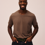 Mand iført bomuld t-shirt i Ash Brown fra re do®