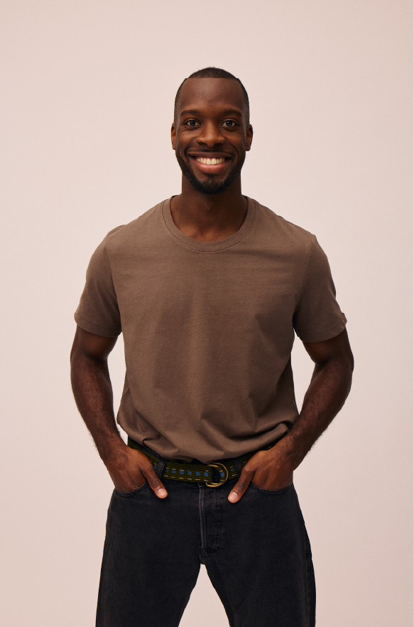 Mand iført bomuld t-shirt i Ash Brown fra re do®