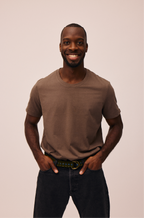Mand iført bomuld t-shirt i Ash Brown fra re do®
