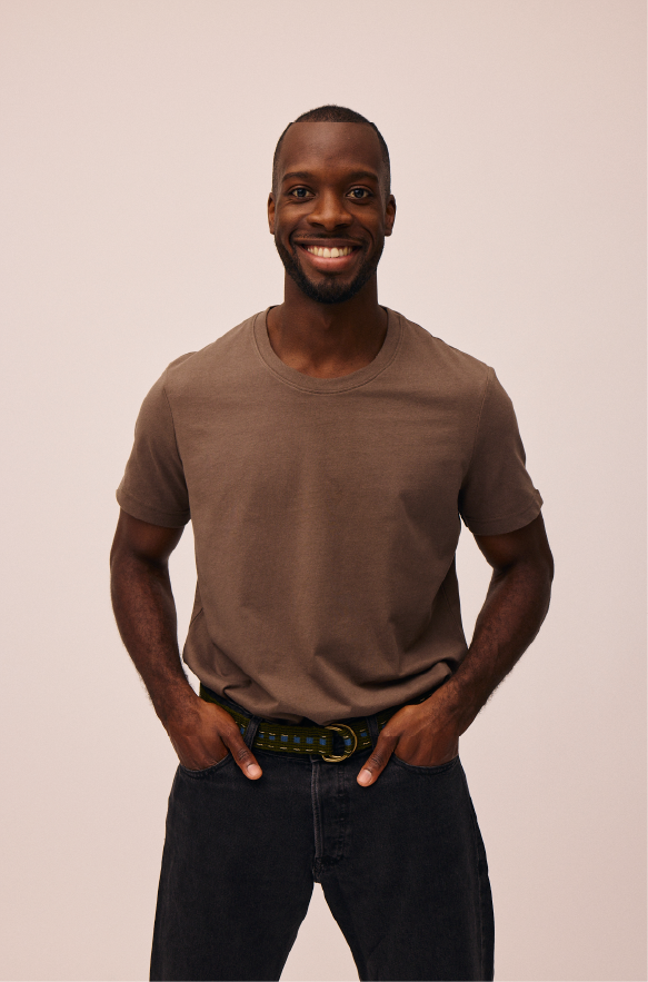 Mand iført bomuld t-shirt i Ash Brown fra re do®