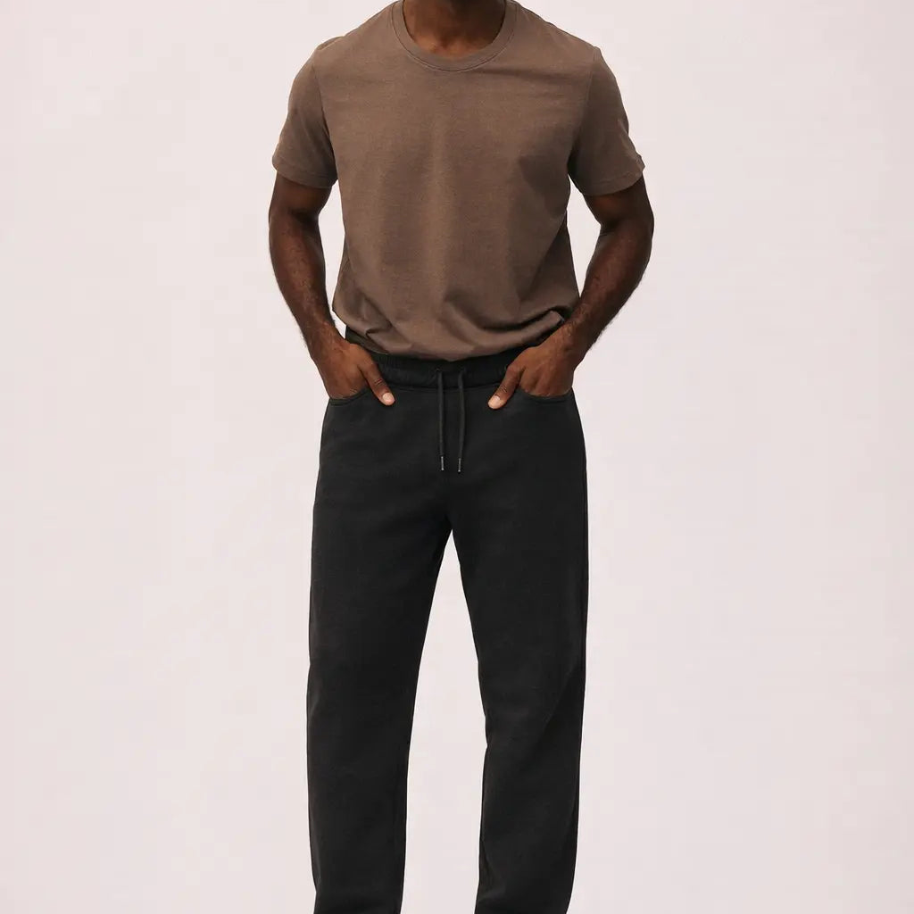 Mand iført Bomuld T-shirt i Ash Brown og sweatpants i sort fra re do®