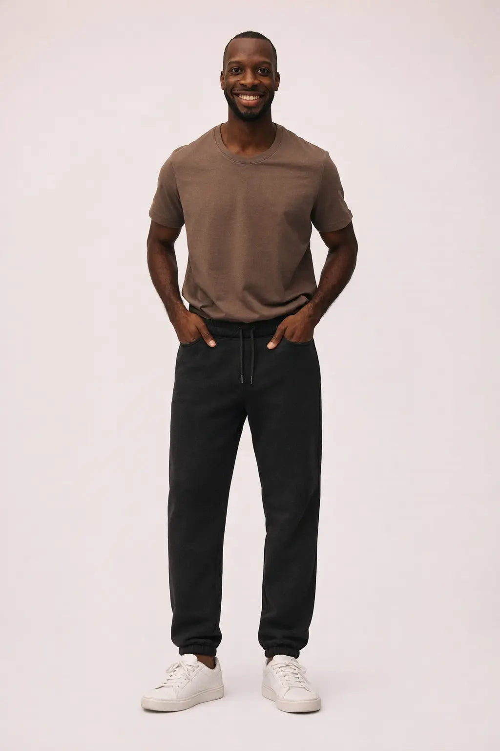 Mand iført Bomuld T-shirt i Ash Brown og sweatpants Filip sort fra re do®