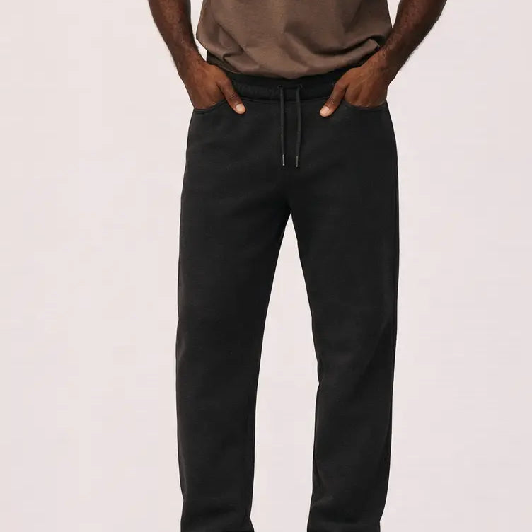 Mand iført Bomuld T-shirt i Ash Brown og sweatpants i sort fra re do®