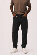 Mand iført Bomuld T-shirt i Ash Brown og sweatpants Filip i sort fra re do®