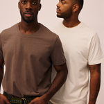 Mænd iført bomulds t-shirts i Ash Brown og Star White fra re do®