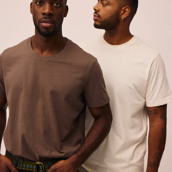 Mænd iført bomulds t-shirts i Ash Brown og Star White fra re do®