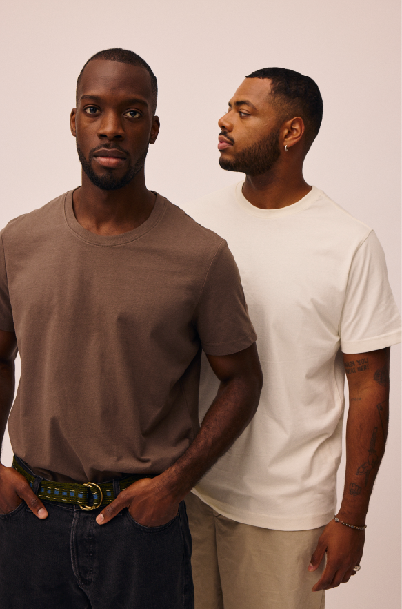Mænd iført bomulds t-shirts i Ash Brown og Star White fra re do®