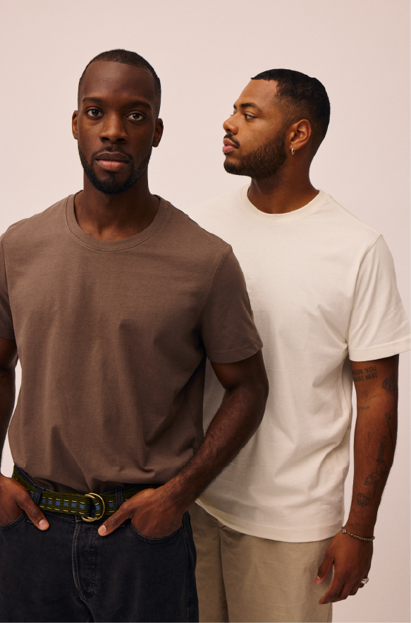 Mænd iført bomulds t-shirts i #Ash Brown og #Star White fra re do®