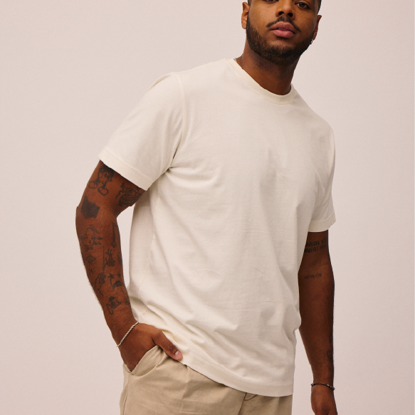 Mand iført bomuld t-shirt i Star White fra re do®