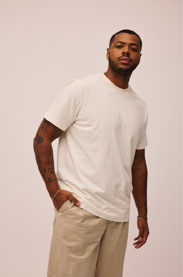 Mand iført bomuld t-shirt i Star White fra re do®