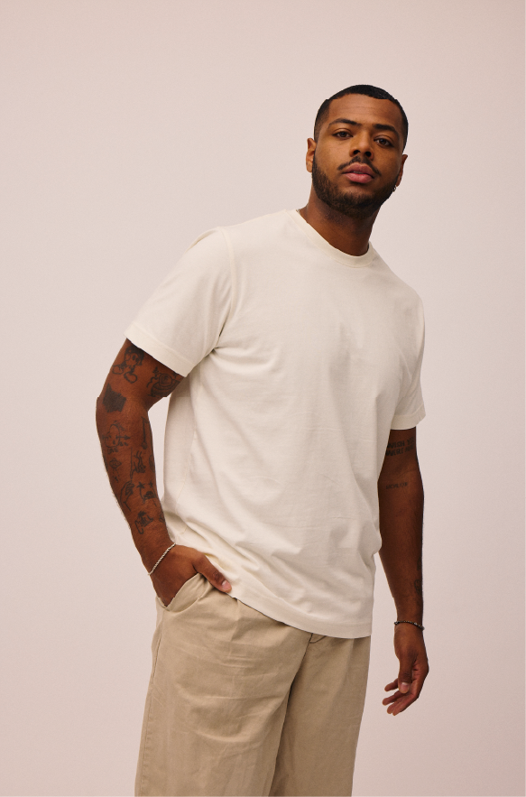 Mand iført bomuld t-shirt i Star White fra re do®