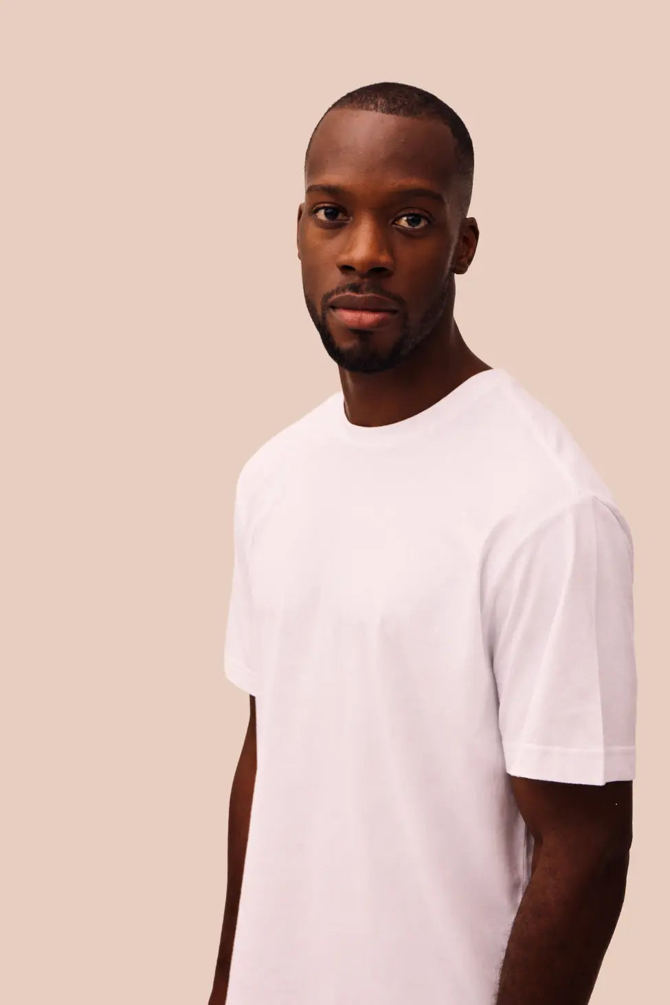 Mand iført bomuld t-shirt i Bright White fra re do® 