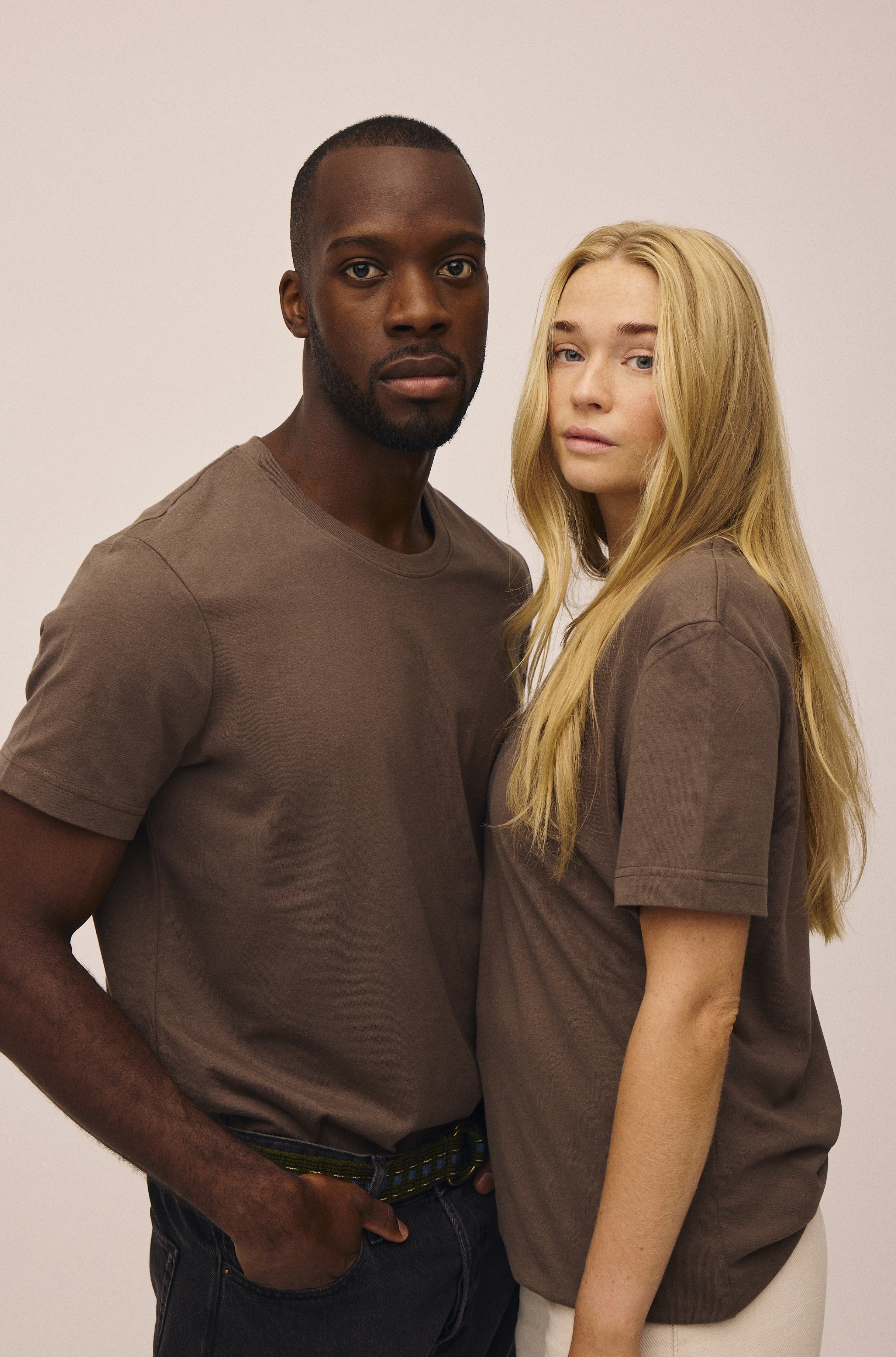 Mand og kvinde iført bomuld t-shirt i Ash Brown fra re do®