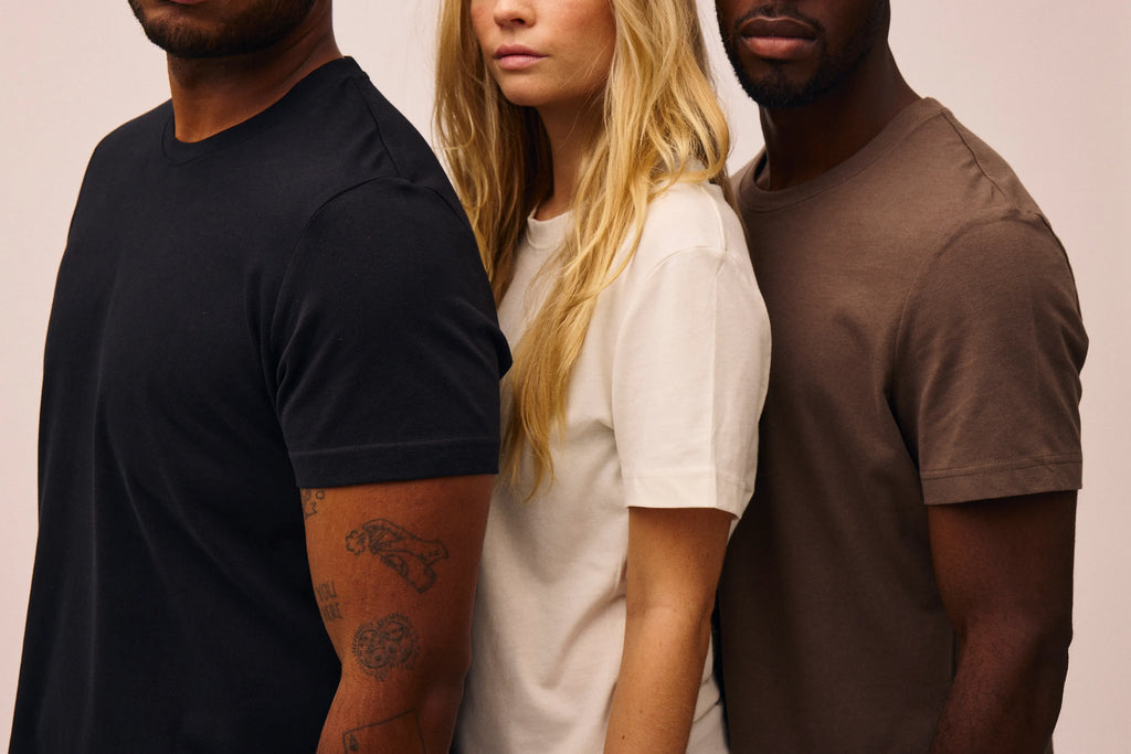 Mænd og kvinde iført bomulds t-shirts i forskellige farver fra re do® #black #Ash Brown #star white
