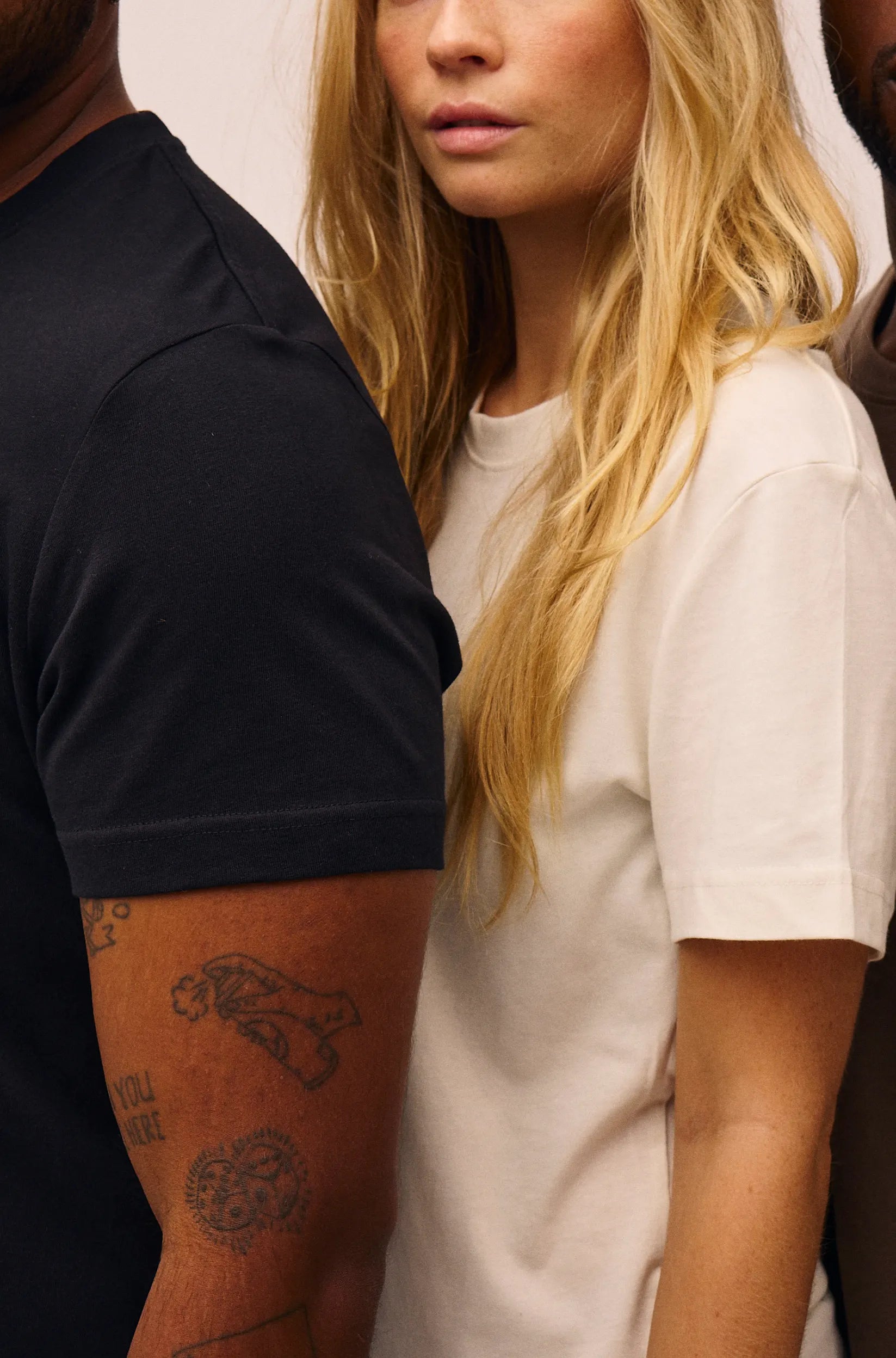 Mænd og kvinde iført bomulds t-shirts i forskellige farver fra re do®