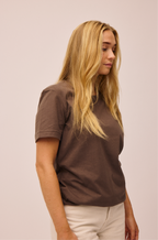 Kvinde iført bomuld t-shirt i Ash Brown fra re do®