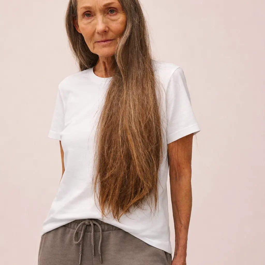 Kvinde iført Bomuld T-shirt i Bright White og sweatpants i Ash Brown fra re do®