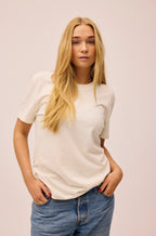 Kvinde iført bomuld t-shirt i Star White fra re do®