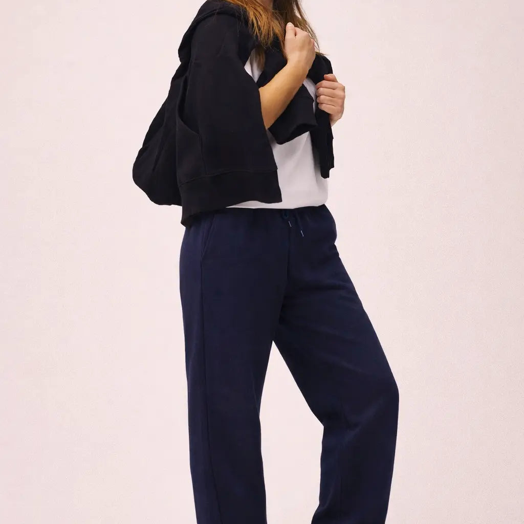 Kvinde iført Bomuld T-shirt i Bright White, Hoodie i sort og sweatpants i Navy Blue fra re do®