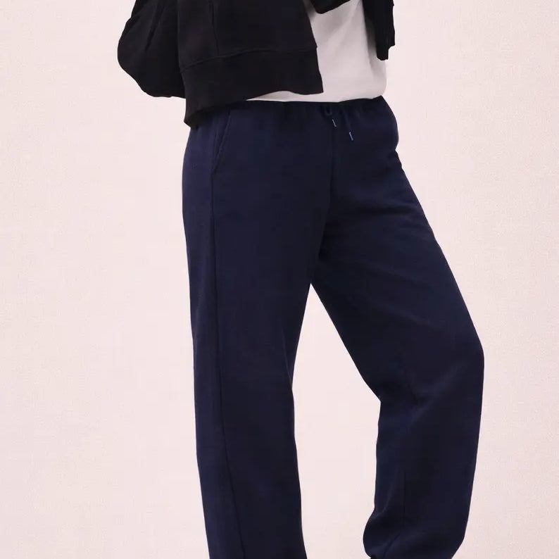 Kvinde iført Bomuld T-shirt i Bright White, Hoodie i sort og sweatpants i Navy Blue fra re do®