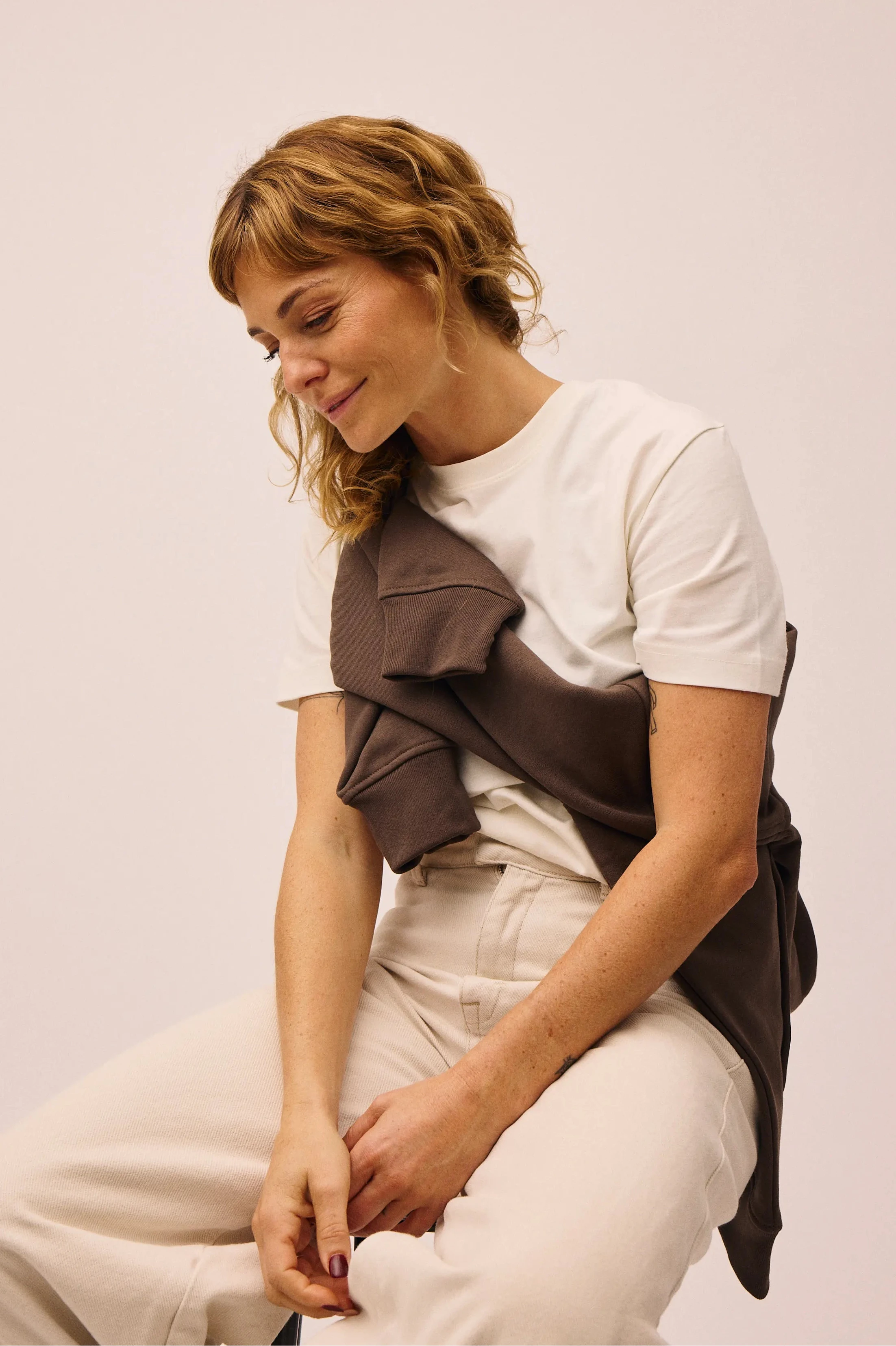 Sarah Grünewald iført bomuld t-shirt i Star White og Hoodie I Ash Brown fra re do®
