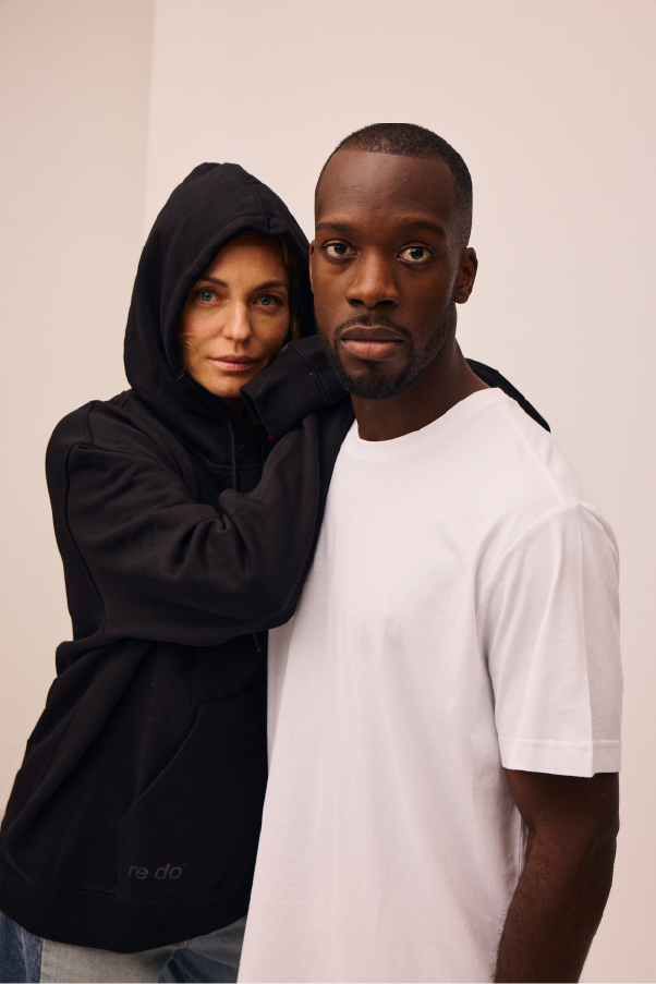 Mand iført bomulds t-shirts i Bright White og kvinde iført sort hoodie sweatshirt fra re do®
Sarah Grünewald