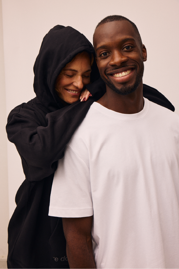 Mand iført bomulds t-shirts i Bright White og kvinde iført sort hoodie sweatshirt fra re do®
Sarah Grünewald