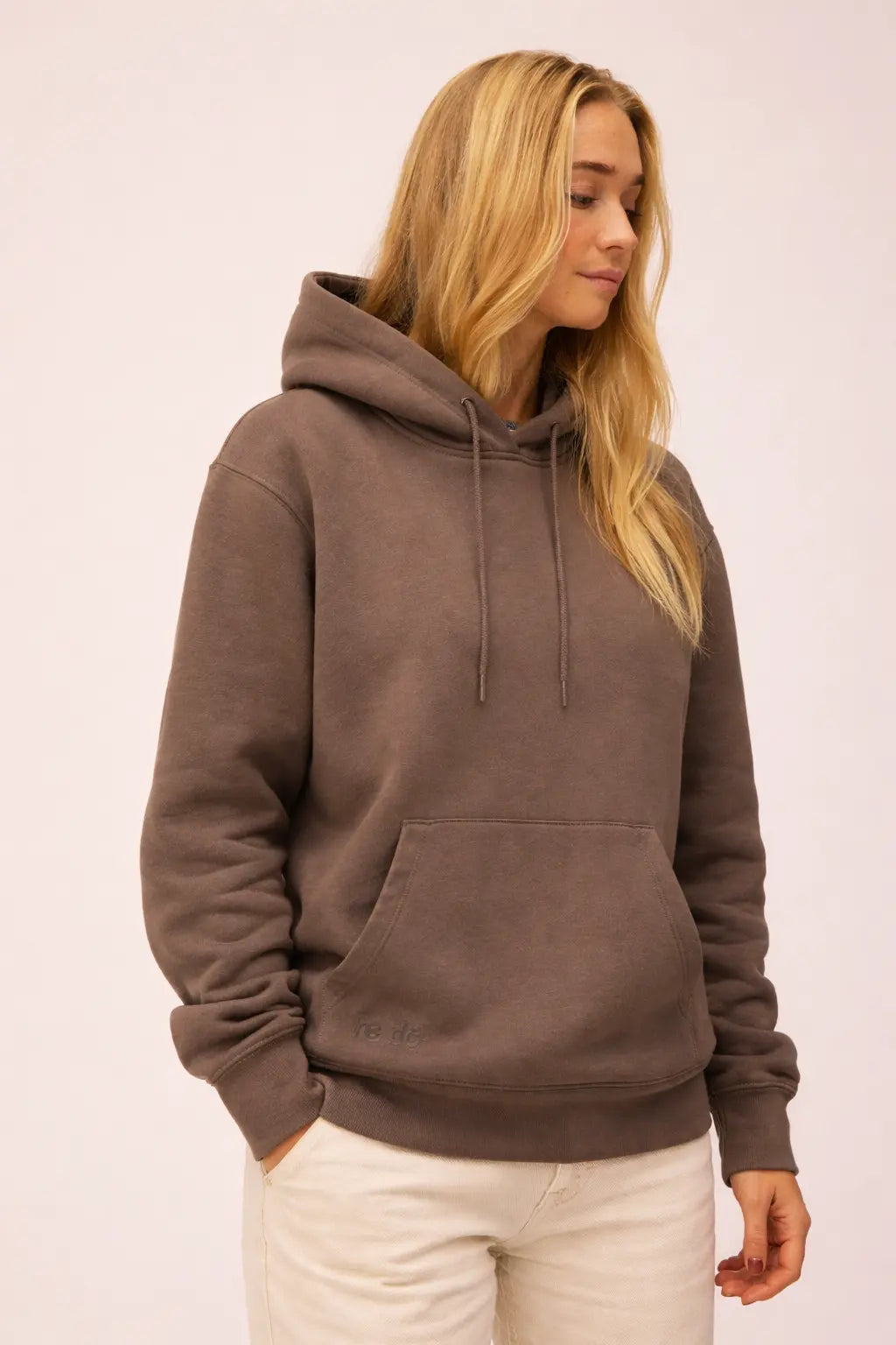 Kvinde iført Hoodie i Ash Brown fra re do®