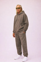 Mand iført Hoodie sweatshirt og sweatpants i Ash Brown fra re do®