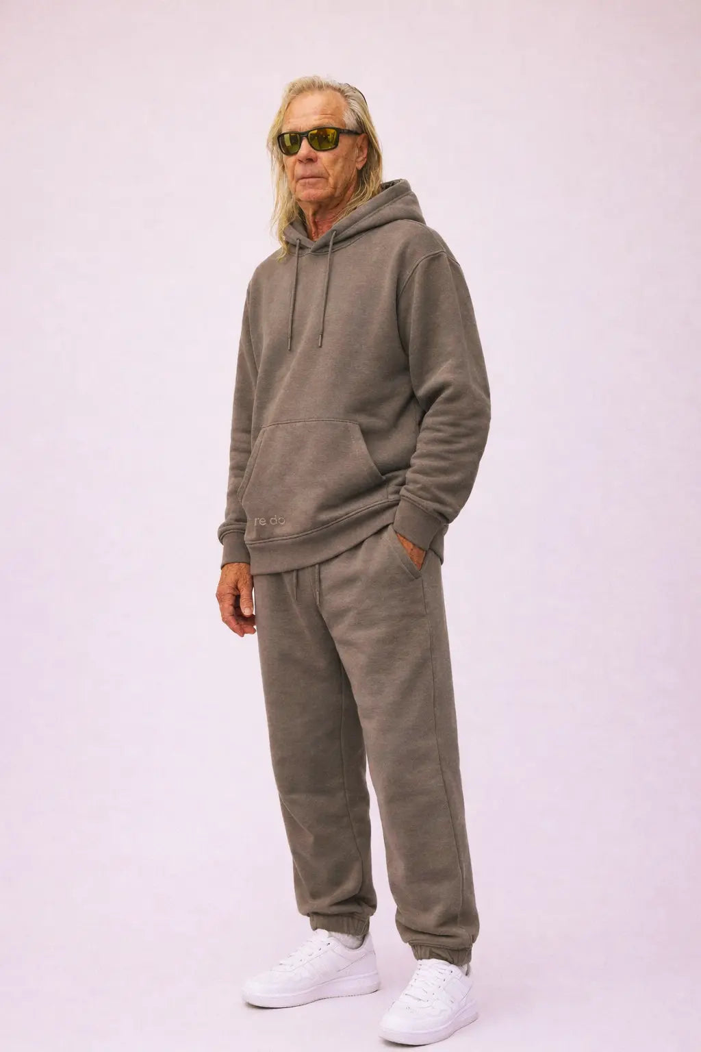 Mand iført Hoodie sweatshirt og sweatpants i Ash Brown fra re do®