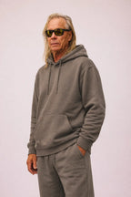 Mand iført Hoodie sweatshirt Francis og sweatpants Filip i Ash Brown fra re do®