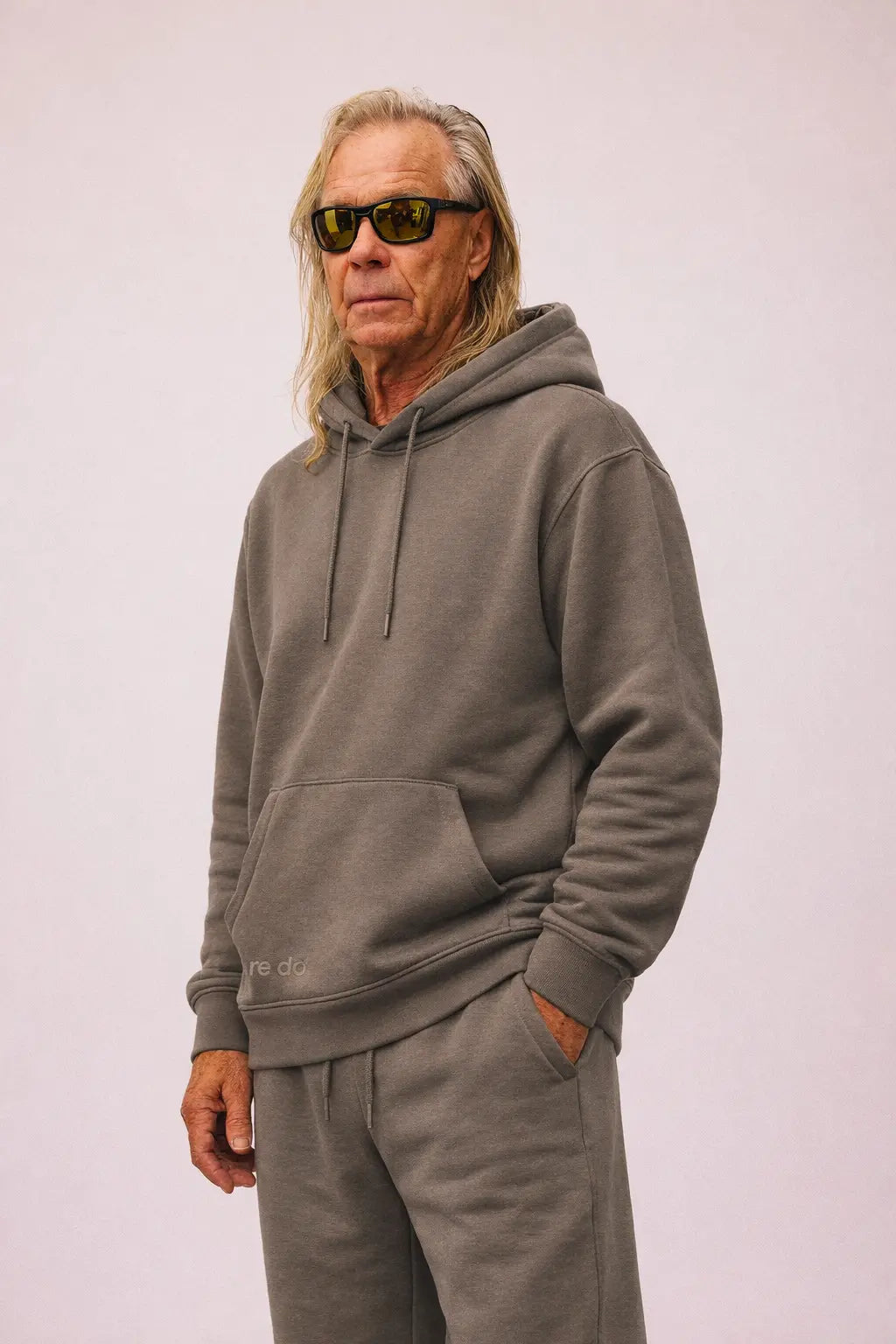 Mand iført Hoodie sweatshirt Francis og sweatpants Filip i Ash Brown fra re do®