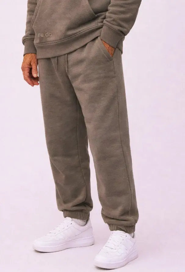 Mand iført Hoodie sweatshirt og sweatpants i Ash Brown fra re do®