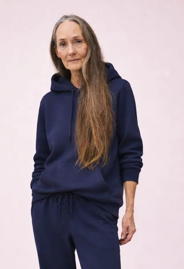 Kvinde iført Hoodie sweatshirt Fryd og sweatpants Filippa i Navy Blue fra re do®