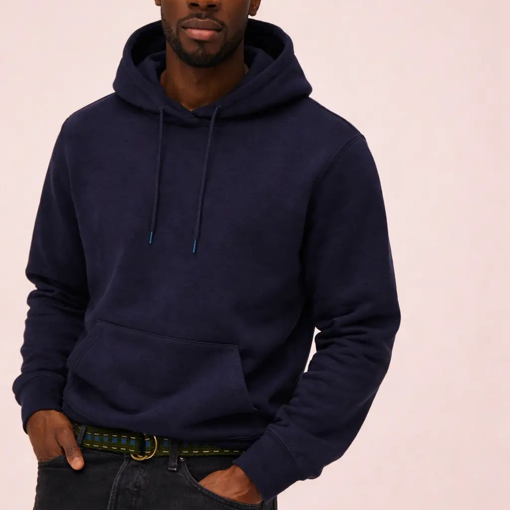 Mand iført Hoodie i Navy Blue fra re do®
