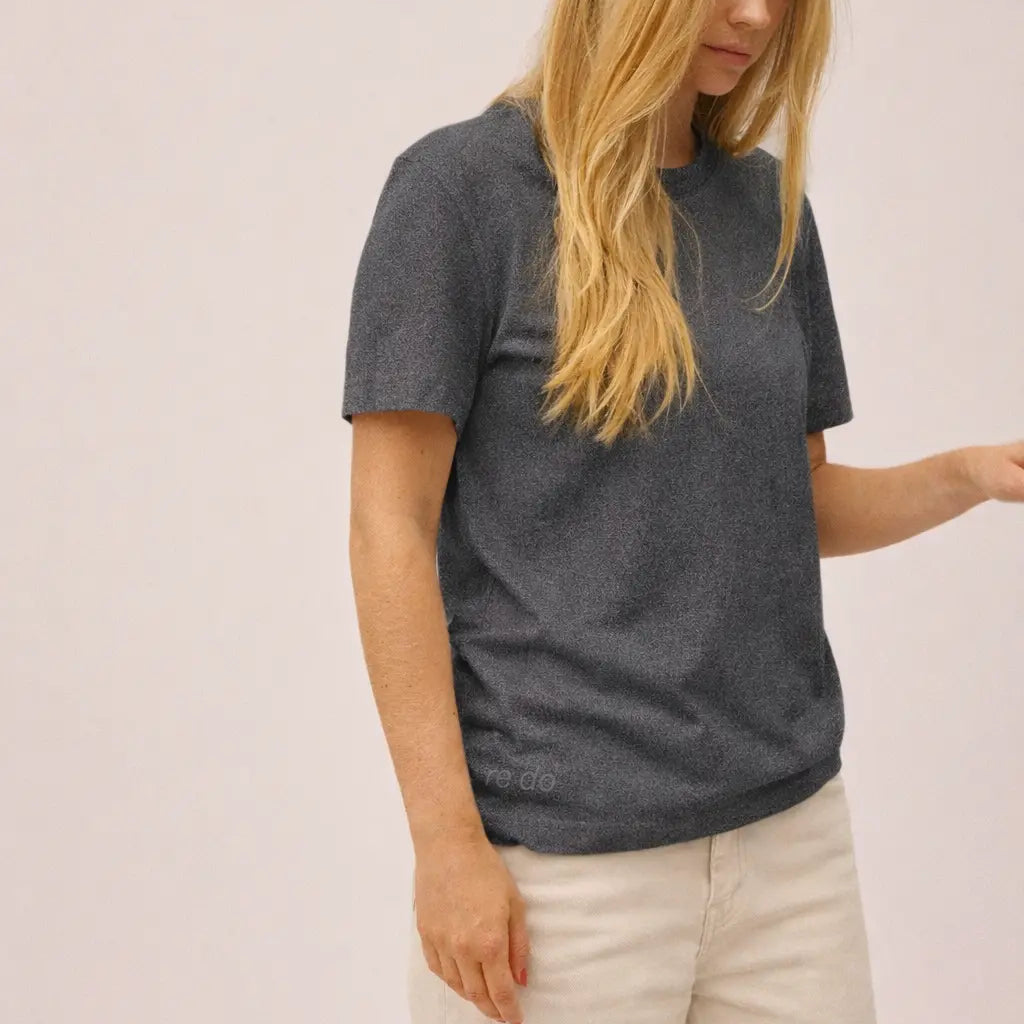 Kvinde iført Movement T-shirt i Antracite fra re do®