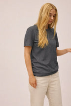 Kvinde iført Movement T-shirt i Antracite fra re do®
