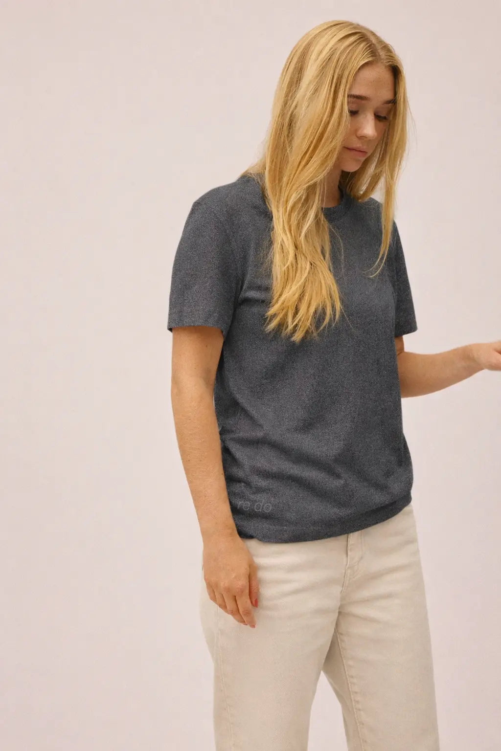 Kvinde iført Movement T-shirt i Antracite fra re do®