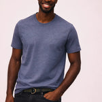 Mand iført Movement T-shirt i Thunder Blue fra re do®