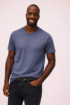 Mand iført Movement T-shirt i Thunder Blue fra re do®