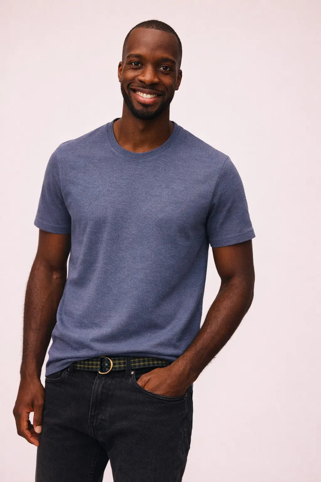 Mand iført Movement T-shirt i Thunder Blue fra re do®